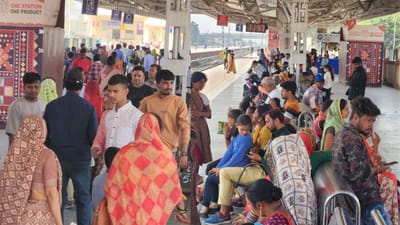 હિંમતનગર થઈને રાજસ્થાન અને મધ્યપ્રદેશમાં આવન જાવન કરતી ટ્રેનમાં ભીડના દ્રશ્યો જોવા મળી રહ્યા છે. હાલમાં તહેવારોની રજાઓને લઈ રાજસ્થાન અને મધ્યપ્રદેશ તરફ જતા આવતા મુસાફરોની સંખ્યામાં વધારો થયો છે. હિંમતનગર રેલવે સ્ટેશન પર મેળા જેવા ભીડના દ્રશ્યો જોવા મળી રહ્યા છે.