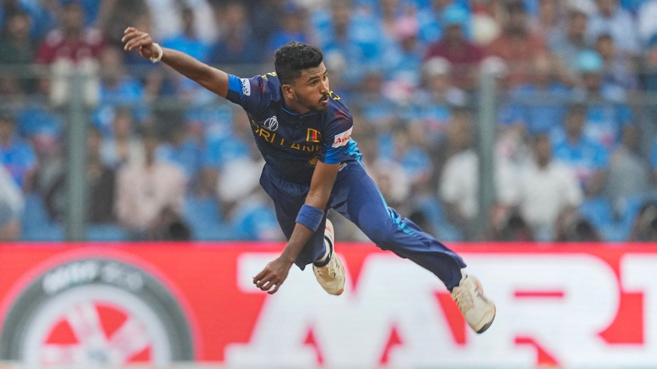 વાનખેડે સ્ટેડિયમમાં ભારતીય ટીમના 5 બેટ્સમેનોને આઉટ કરીને મદુશંકા વર્લ્ડ કપ 2023માં સૌથી વધારે વિકેટ લેનાર બોલર બની ગયો છે. તેણે હમણા સુધી 7 મેચમાં 6.41ની ઈકોનોમી રેટથી  18 વિકેટ લીધી હતી. તેણે 1 વાર 5 વિકેટ હોલ અને 1 વાર 4 વિકેટ હોલ લીધો છે. 