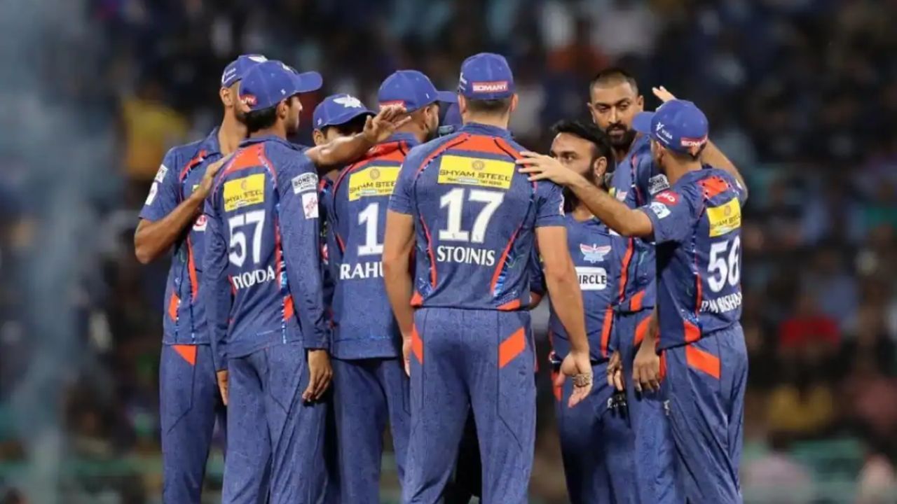 LSG દ્વારા રિટેન કરાયેલા ખેલાડીઓની વાત કરવામાં આવે તો કેએલ રાહુલ (કેપ્ટન), ક્વિન્ટન ડી કોક, નિકોલસ પૂરન, આયુષ બદોની, કાયલ મેયર્સ, માર્કસ સ્ટોઈનિસ, દીપક હુડા, દેવદત્ત પડિકલ, રવિ બિશ્નોઈ, નવીન ઉલ હક, કૃણાલ પંડ્યા, યુદ્ધવીર સિંહ, પ્રેરક માંકડ, યશ ઠાકુર, અમિત મિશ્રા, માર્ક વૂડ, મયંક યાદવ, મોહસીન ખાન.