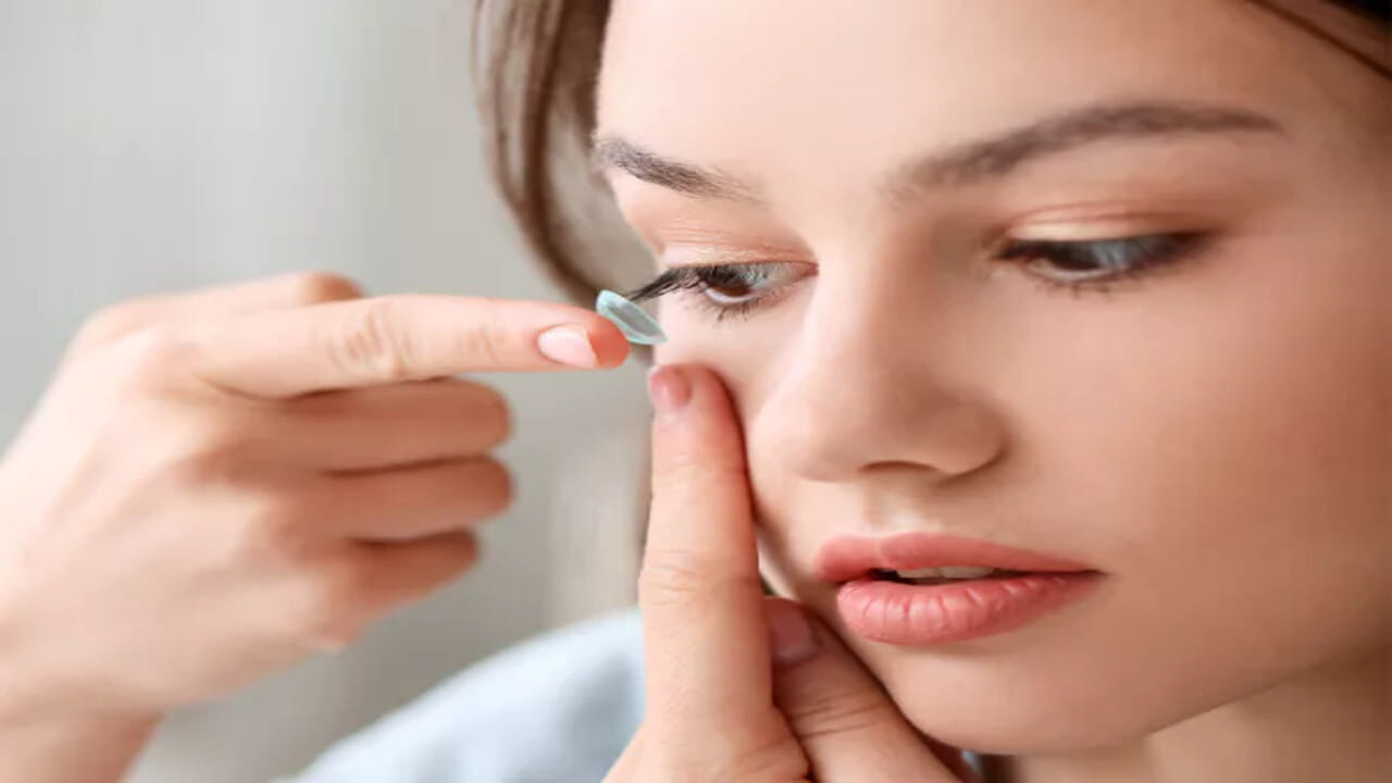 તમારી આંખોમાંથી કોન્ટેક્ટ લેન્સ લગાવતા અથવા દૂર કરતા પહેલા, તમારા હાથ ધોઈ લો અને પછી જ કોન્ટેક્ટ લેન્સને સ્પર્શ કરો. કારણ કે બેક્ટેરિયાને ગંદા હાથથી સ્પર્શ કરવાથી લેન્સમાં પ્રવેશવાનો અને આંખમાં ચેપ લાગવાનું જોખમ રહેલું છે.