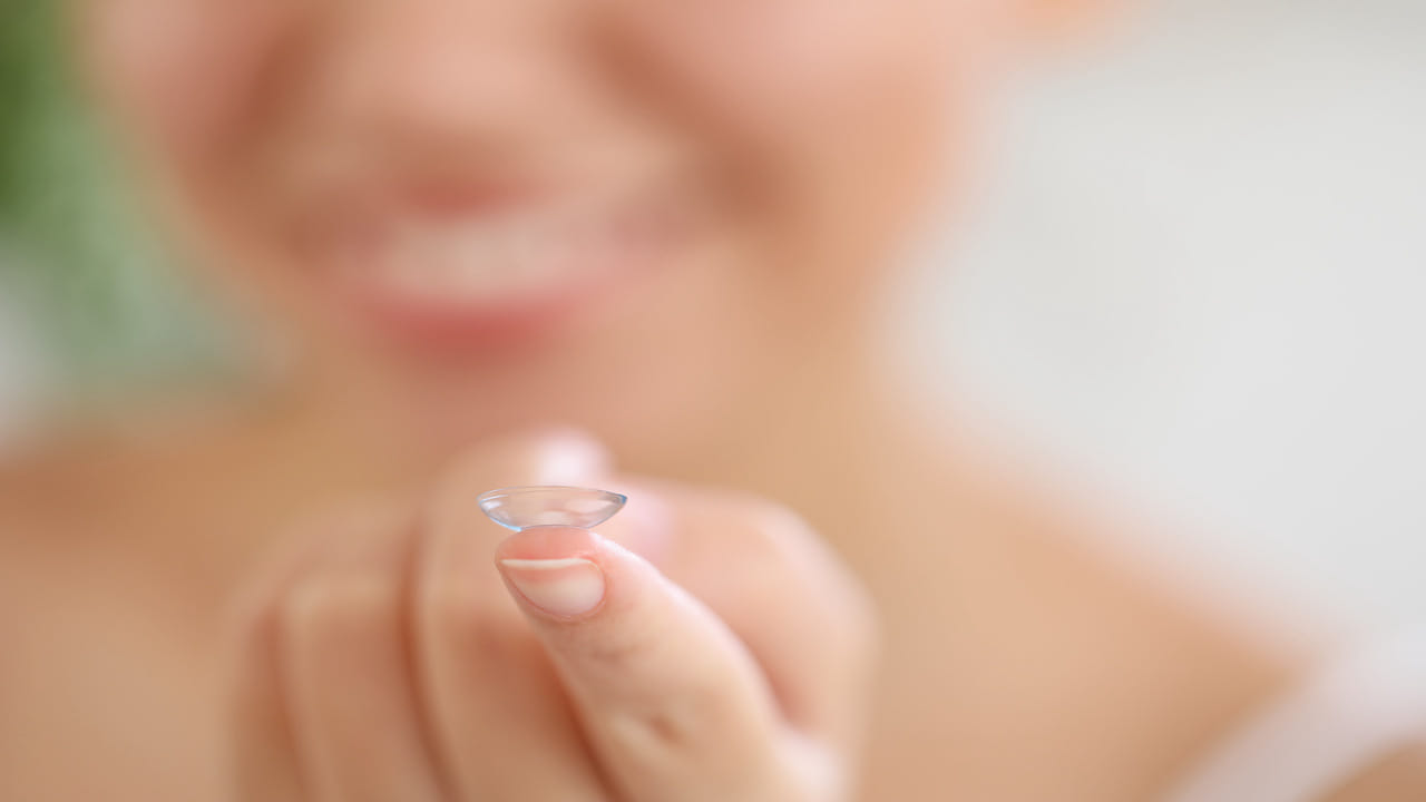 સ્વિમિંગ કરતી વખતે, બાઇક ચલાવતી વખતે અને જોરદાર તોફાન દરમિયાન કોન્ટેક્ટ લેન્સ પહેરવા જોઈએ નહીં. કારણ કે બાઇક ચલાવતી વખતે અથવા જોરદાર તોફાન દરમિયાન ધૂળ આંખોમાં જાય છે, જેના કારણે લેન્સમાં સ્ક્રેચ પડી શકે છે અને તેના નુકસાન થવાનો ભય રહે છે અને આંખમાં ચેપ લાગવાનું જોખમ રહેલું છે.