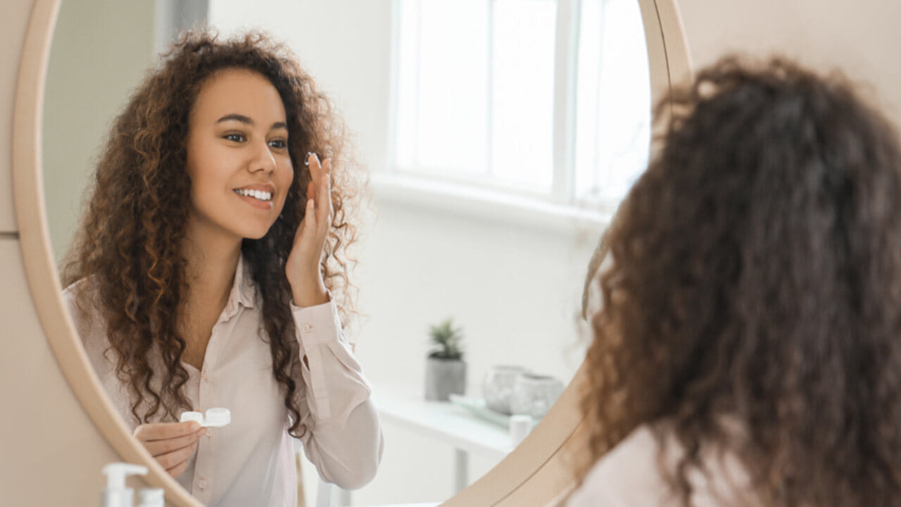 લેન્સ પહેરતી વખતે જો લેન્સ ભૂલથી જમીન પર પડી જાય તો ભૂલથી પણ એ જ લેન્સ તમારી આંખોમાં ન લગાવો. કારણ કે જમીન પર પડવાથી તેમાં ઘણા પ્રકારના કીટાણુઓ અને બેક્ટેરિયા પ્રવેશી શકે છે, જો તમે એક જ લેન્સ પહેરો છો તો તમારી આંખોમાં ઈન્ફેક્શન થઈ શકે છે.