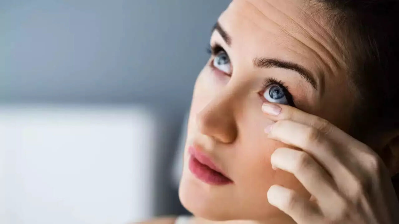 લેન્સને પહેરતા પહેલા અને દૂર કર્યા પછી હંમેશા સોલ્યુશન વડે સાફ કરો. લેન્સ લગાવતી વખતે ધ્યાન રાખો કે આંખોના ખૂણા પર મેકઅપ ન કરવો જોઈએ.