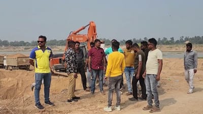 છોટાઉદેપુર: ઓરસંગ નદીમાં થતું ગેરકાયદે ખનન ગ્રામજનોએ અટકાવ્યું, જાણ કરવા છતાં અધિકારી ન આવતા રોષ