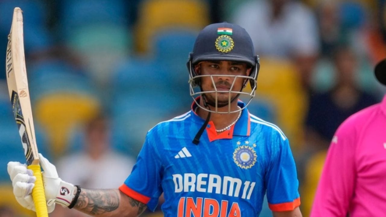 ઈશાન કિશનનું પર્ફોર્મન્સ ભારત ઓસ્ટ્રેલિયાની બંને મેચમાં શાનદાર રહ્યું છે. મહત્વનુ છે કે બીજી T20 મેચમાં ઈશાન કિશને આવતાની સાથે જ તોફાન સર્જી દીધું અને ઋતુરાજ પહેલા પોતાની અડધી સદી પૂરી કરી. તે 16મી ઓવરના બીજા બોલ પર સ્ટોઈનિસની ઓવરમાં આઉટ થયો હોટ. તેણે 32 બોલમાં ત્રણ ચોગ્ગા અને ચાર છગ્ગાની મદદથી 52 રન બનાવ્યા હતા. હવે ત્રીજી મેચમાં પણ આનાથી સારું પ્રદર્શન આપશે. 