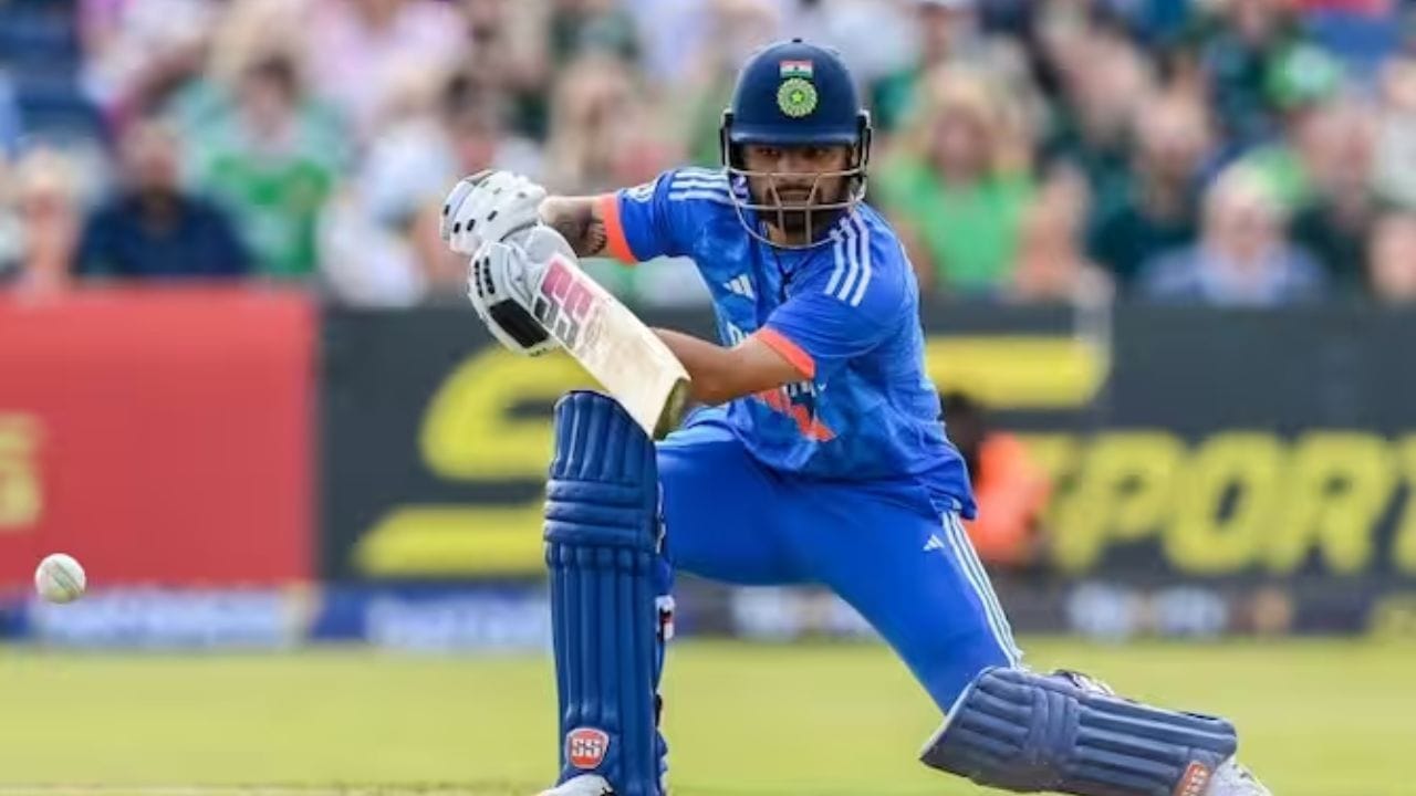 ક્રિકેટના ભવિષ્યનો ધોની કહેવતો રિંકુ સિંહ જે દરેક મેચમાં ધૂયાધાર પ્રદર્શ્ન આપી રહ્યો છે. T20 બીજી મેચમાં સૂર્યકુમારના આઉટ થયા બાદ આવેલા રિંકુ સિંહે આવતાની સાથે જ તોફાની બેટિંગ કરી હતી. તેણે આ મેચમાં માત્ર નવ બોલનો સામનો કર્યો અને ચાર ચોગ્ગા અને બે છગ્ગાની મદદથી અણનમ 31 રન બનાવ્યા. જે ત્રીજી મેચ માટે આનાથી પણ વધુ આક્રમક બેટિંગ કરે તો નવાઈ નહીં. 