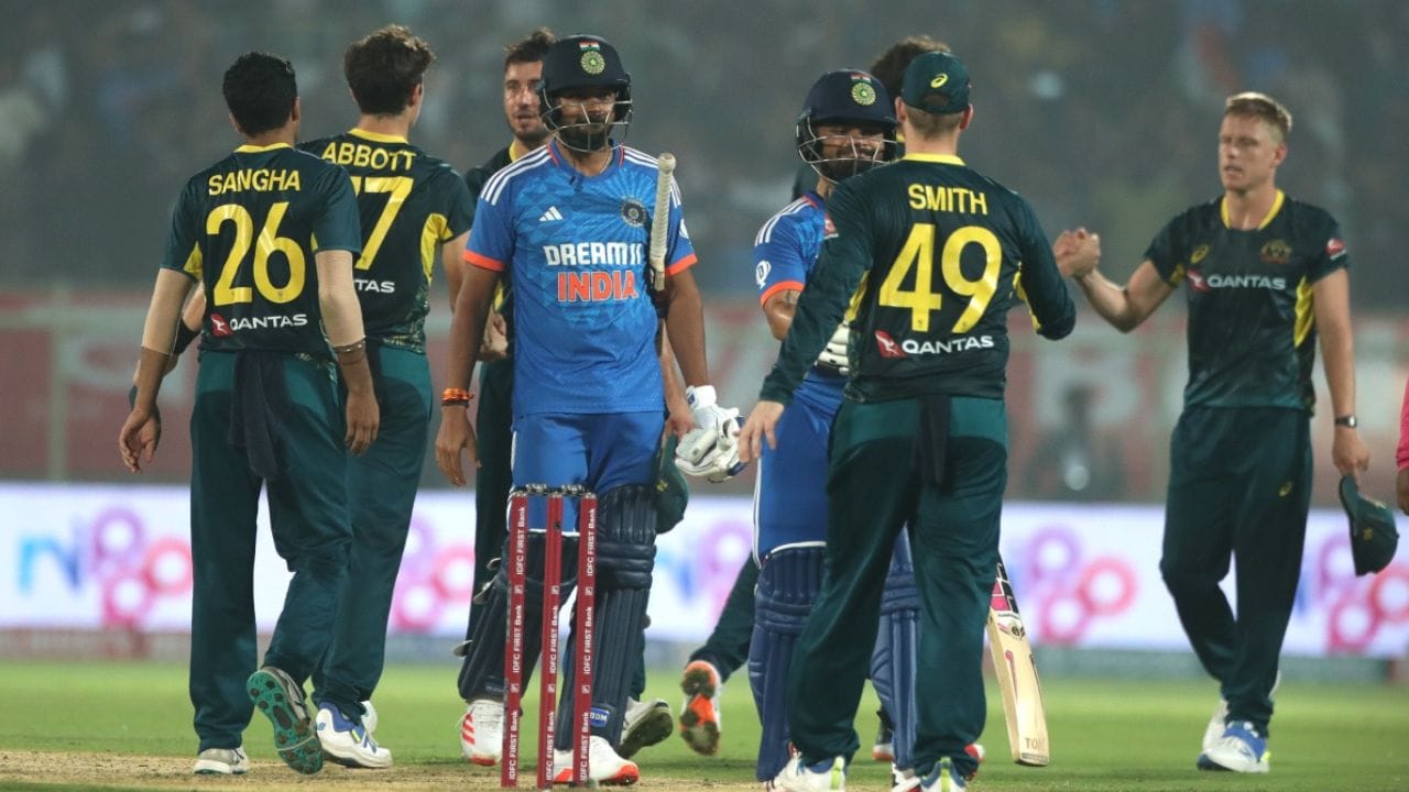 બીજી T20 મેચમાં કુલ 13 વાઈડ અને નો-બોલ મળી ઓસ્ટ્રેલિયન બોલરોએ કુલ 13 બોલ વધુ નાખ્યા હતા, મતલબ 2.1 ઓવર વધુ બોલિંગ કરી હતી. 