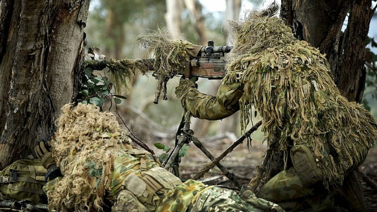 પ્રથમ અને બીજા વિશ્વયુદ્ધ દરમિયાન ભારતીય સેનાના યુનિફોર્મનો રંગ અને ડિઝાઇન બદલવામાં આવ્યો હતો.જે વિસ્તારોમાં યુદ્ધો થતા હતા ત્યાં આ પ્રકારના યુનિફોર્મના કારણે સૈનિકો પોતાની જાતને જંગલોમાં સરળતાથી છુપાવી શકતા હતા અને જ્યારે દુશ્મન તેમની નજીક આવે ત્યારે હુમલો કરી શકતા હતા. 