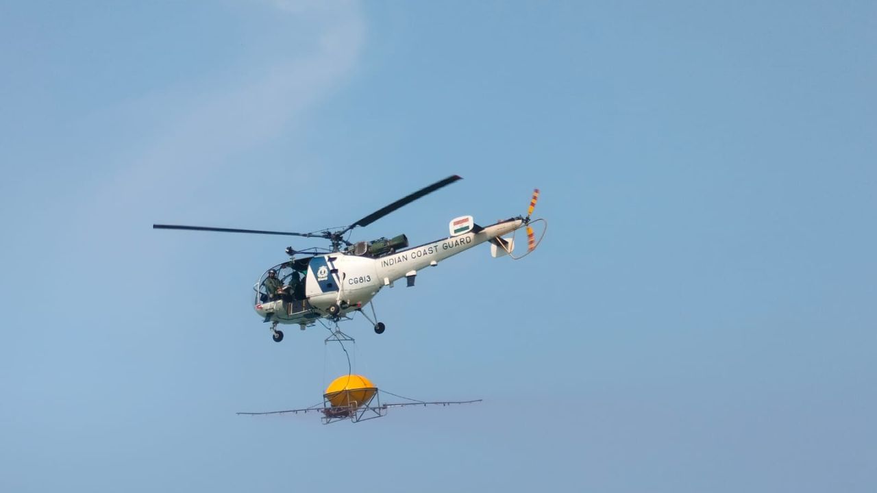 મધ્યદરિયામાં કોઈ અકસ્માત થાય તો એજન્સીઓ સાથે સંકલન કરીને  ડીઝાસ્ટરની કામગીરી સંયુકત કરવાનો અભ્યાસ કરવામાં આવે છે. ઓઈલ ભરેલા જહાજમાં આગ લાગતા ફસાયેલ લોકોને સલામત કાઢવા, આગ પર કાબુ મેળવવો અને દરિયામાં ભળેલા ઓઈલને કંટ્રોલ કરવાની કામગીરી નિદર્શન કરાયુ. એક ટગમાં આગ લાગ્યાની જાણ થતા બે વિમાન દ્વારા તે વિસ્તારને શોધી ટગની પાસે લાઈફબોટ મોકલીને લોકોને જોઈ કોઈ વ્યકિત દરિયામા હોય તેને સલામત કરવાની કામગીરી કરવામાં આવી છે. સાથે બીજી તરફ જહાજની મદદથી આગ પર કાબુ મેળવવા પાણીનો મારો ચલાવવામાં આવ્યો છે. મેડીકલ ઈમરજન્સી માટે વ્યકિતને ટગથી એરલીફટ કરવામાં આવ્યો. બાદ એજન્સી સાથે સંકલન કરીને દરીયામાં પડેલા ઓઈલને કંટ્રોલ કરવાની કામગીરી કરવામાં આવી. દરિયામાં ઓઈલથી થતા નુકશાનને અટકાવવા હેલીકોપ્ટર મારફથે ખાસ કેમિકલ્સનો છટકાવ કરાયો છે. 