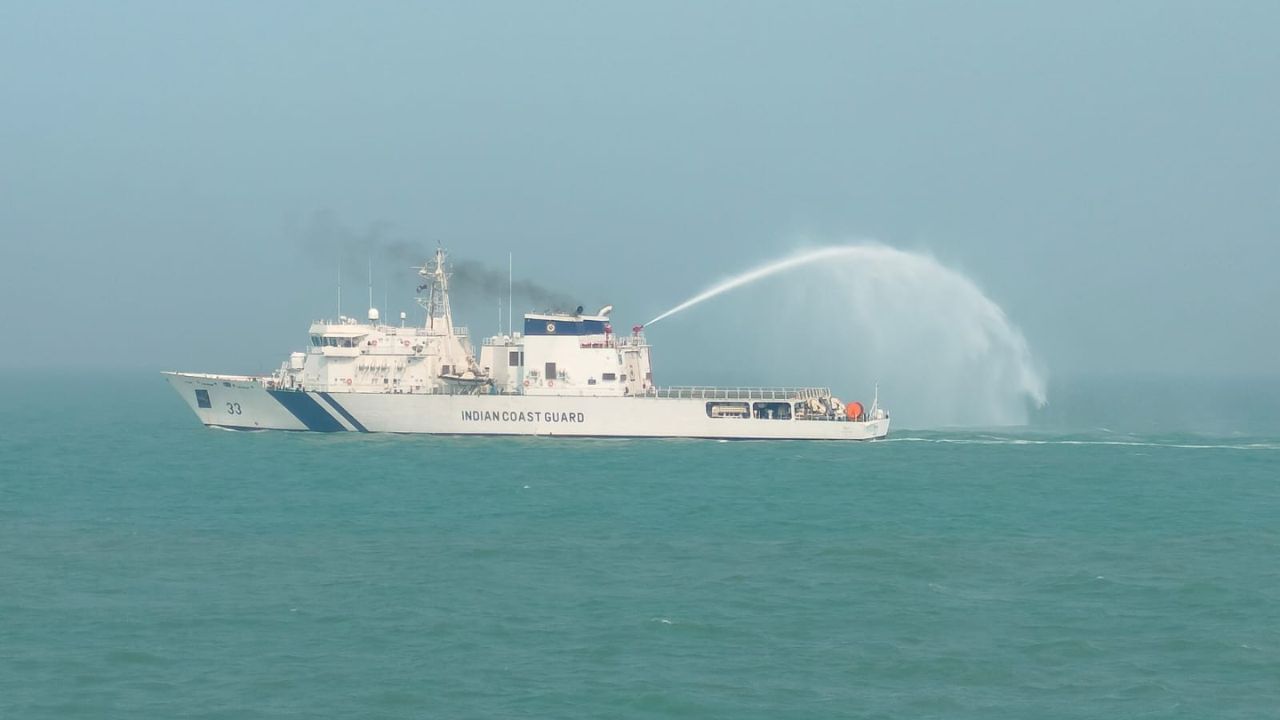 કચ્છના અખાતના વિસ્તારમાં ભારત દ્વારા આયાત કરેલા આશરે 80ટકા ક્રુડઓઈલનું સંચાલન કરે છે,તેથી આ વિસ્તારમાં અત્યંત પર્યાવરણીય સંવેદનશીલ પ્રદેશમાં ગણી શકાય. ક્રુડઓઈલ પરીવહન કરતી પાઈપલાઈનો અને જહાજોની સંખ્યા અહી વધુ હોવાથી અકસ્માતની શકયતા વધુ રહે છે. તે માટે આ વિસ્તારને પસંદગી કરવામાં આવી છે. બીજુ કારણ મરીન નેશનલ પાર્કનો વિસ્તાર કચ્છના અખાતમાં છે. જયા અસંખ્ય દરિયાઈ જીવસુષ્ટી વરસવાટ કરે છે. દરિયામાં ઓઈલ પડવાથી દરિયાઈ જીવો માટે નુકશાનકારક બની શકે. 