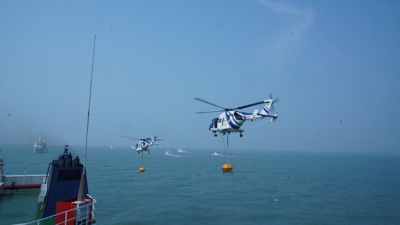 કોઈ નાના અકસ્માત થાય તો ક્રુડઓઈલની ખાનગી કંપનીઓ પાસે પણ આવા સાધનો અને ઉપકરણોની મદદથી પ્રદુષણને નિયંત્રણ લાવી શકે છે. પરંતુ જો મોટીમાત્રામાં ક્રુડઓઈલ દરીયામાં પ્રસરી ગયુ હોય ત્યારે તે માટે કોસ્ટગાર્ડ સહિત વિવિધ એજન્સીઓ એક સાથે મળી સયુંકત કામગીરી કરે છે. 