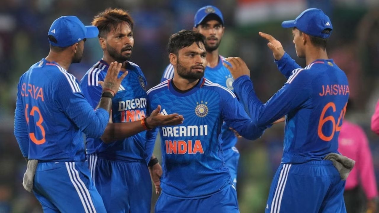 ભારતીય બેટ્સમેનોએ પહેલી ત્રણ મેચમાં 59 ચોગ્ગા અને 33 છગ્ગા ફટકાર્યા છે. ઓસ્ટ્રેલિયાના કેટલાક વરિષ્ઠ ખેલાડીઓ જેમ કે સ્ટીવ સ્મિથ, ગ્લેન મેક્સવેલ, માર્કસ સ્ટોઈનિસ અને એડમ ઝમ્પા 9 અઠવાડિયાથી વધુ સમયથી ભારતમાં છે અને હવે તેમના પર થાકની અસર દેખાવા લાગી છે. આ ખેલાડીઓ ટૂંક સમયમાં ઓસ્ટ્રેલિયા જવા રવાના થશે. 