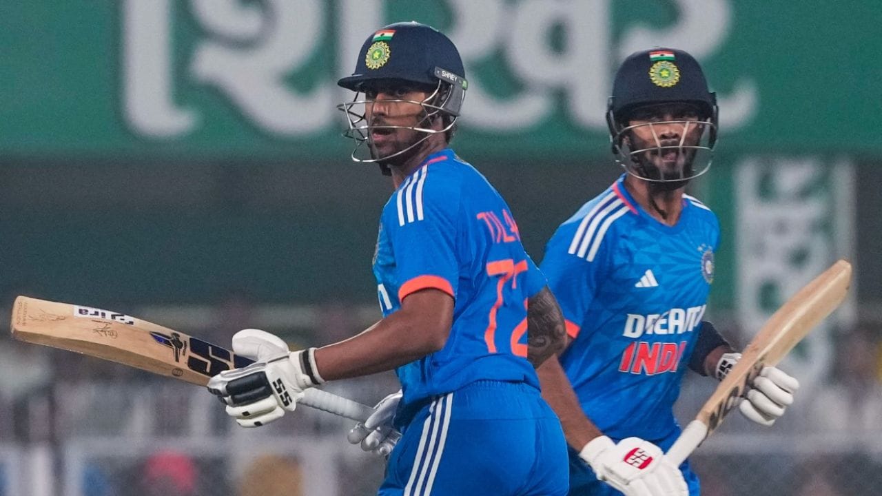 શરૂઆતમાં ઋતુરાજ ગાયકવાડે 21 બોલમાં 21 રનથી શરૂઆત કરી બાદમાં 57 બોલમાં 123 રન ફટકાર્યા અને અણનમ રહ્યો હતો. આ સાથે ઓસ્ટ્રેલિયાની ટીમ માટે મોટો ટાર્ગેટ ખડકી દીધો હતો.   