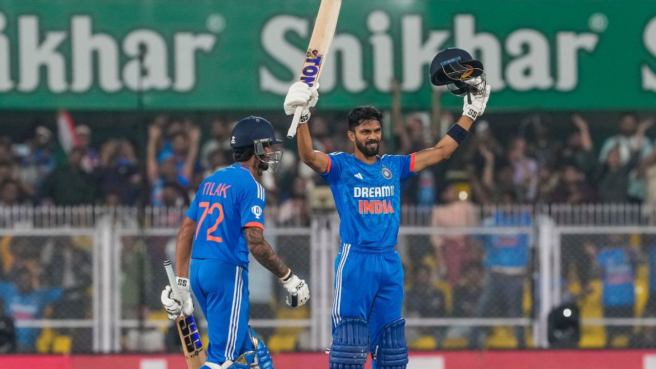 મહત્વનુ છે કે ઓસ્ટ્રેલિયા માટે મેક્સવેલની 20મી ઓવર ખૂબ ખર્ચાળ સાબિત થઈ હતી. ગ્લેન મેક્સવેલે અંતિમ ઓવરમાં ભારતને 30 રન અપાવ્યા હતા.