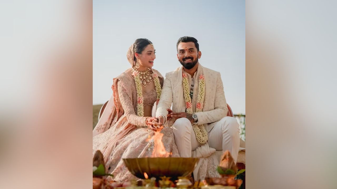 ભારતીય ક્રિકેટર કેએલ રાહુલે તેની ગર્લફ્રેન્ડ અને બોલિવુડ એક્ટ્રેસ આથિયા શેટ્ટી સાથે આ વર્ષે 23 જાન્યુઆરીએ લગ્ન કર્યા હતા. (Image: Instagram)