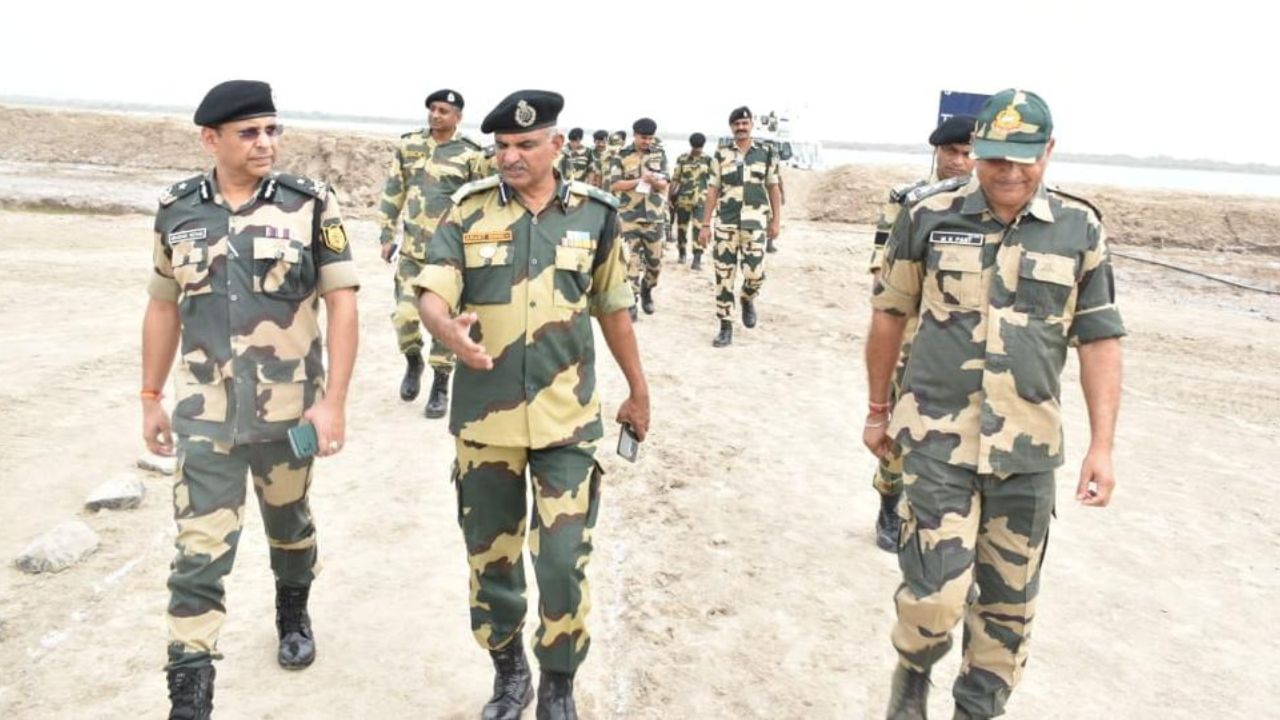 તેમણે BSF ફિલ્ડ કમાન્ડરો, જિલ્લા વહીવટી અધિકારીઓ સાથે પણ વાતચીત કરી હાલની સુરક્ષા ઈન્ફ્રાસ્ટ્રક્ચરની સમીક્ષા કરી હતી