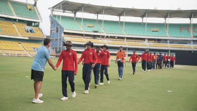 અમદાવાદમાં નરેન્દ્ર મોદી સ્ટેડિયમના નિર્માણ સાથે રાજ્યના અનેક બાળકો, કિશોરો અને યુવાનોમાં ક્રિકેટર બનવાનુ ઝનૂન જોવા મળી રહ્યુ છે. અનેક એવા ખેલાડીઓ છે જે ક્રિકેટમાં કરિયર બનાવવા માટેના સપના જુએ છે. તેઓ પણ આઈપીએલ અને નેશનલ ટીમમાં પહોંચવા માટેનુ સપનું સાકાર કરવા મથે છે, પરંતુ ત્યાં પહોચાય કેવી રીતે એ સવાલ થઈ રહ્યો છે. યુવાનો અને યુવતીઓમાં ક્રિકેટમાં કરિયર બનાવવા માટે ગજબનો ઉત્સાહ પણ જોવા મળી રહ્યો છે.