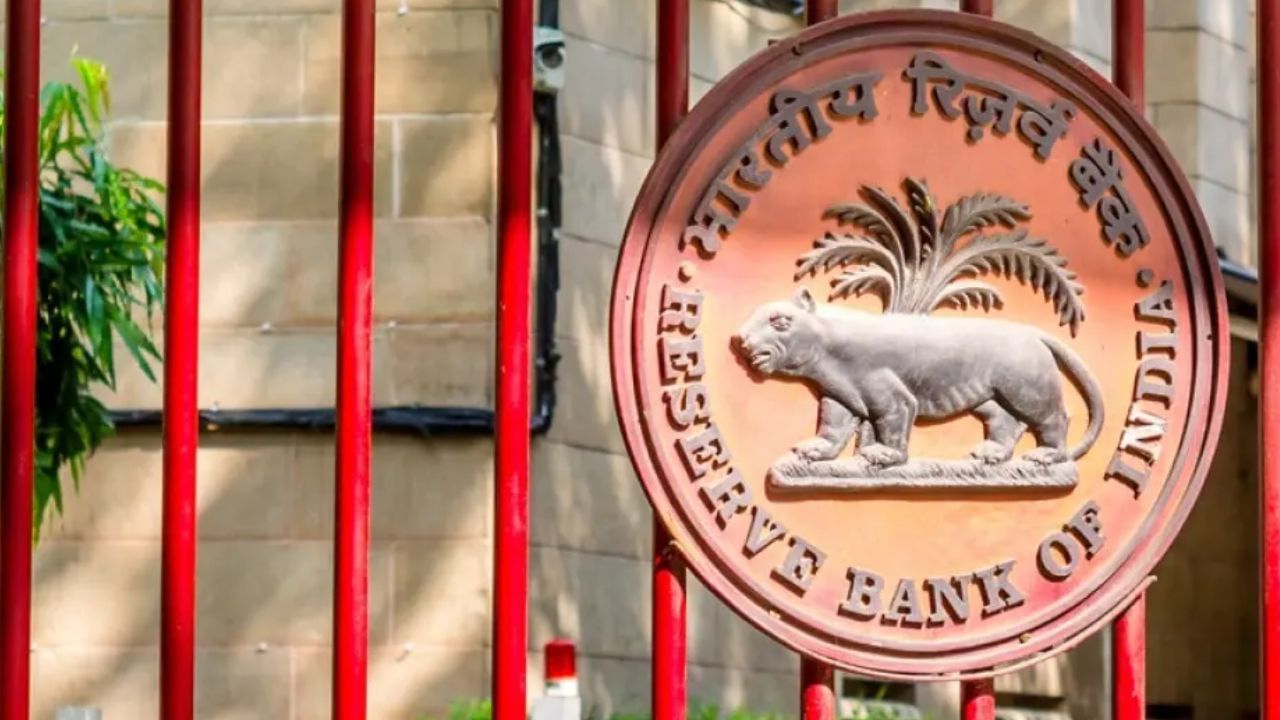 લોન લેનારાઓ માટે લોનનું રીસ્ટ્રક્ચર એ વધુ સારો વિકલ્પ છે. આ તમારા પરથી લોન ડિફોલ્ટરના ટેગને દૂર કરવાનું કામ કરે છે.