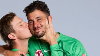 એડમ જેમ્પા - આ લિસ્ટમાં પહેલું નામ ઓસ્ટ્રેલિયાના લેગ સ્પિનર ​​એડમ ઝમ્પાનું છે. તમને જણાવી દઈએ કે એડમ ઝમ્પા એક ગે ક્રિકેટર છે. તે ઘણીવાર તેના પાર્ટનર માર્કસ સ્ટોઈનિસ સાથે જોવા મળે છે. આ દરમિયાન તેની તસવીરો પણ વાયરલ થઈ છે, જેમાં ઝમ્પા માર્કસ સ્ટોઈનિસને કિસ કરતો જોવા મળી રહ્યો છે.