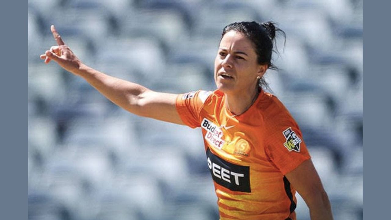 મેરિજેન કેપ - મેરિજેન કેપ વિશ્વ ક્રિકેટમાં એક લેસ્બિયન ક્રિકેટર છે. તે દક્ષિણ આફ્રિકાની ક્રિકેટર છે. તે ટોપ ઓલરાઉન્ડર પણ છે. તેણે 2009માં ડેબ્યૂ કર્યા બાદ દક્ષિણ આફ્રિકા માટે 2 ટેસ્ટ, 126 વન ડે અને 84 ટી20 મેચ રમી છે. જુલાઈ 2018 માં તેણે તેની સાથી અને દક્ષિણ આફ્રિકાની કેપ્ટન ડેન વાન નિકેર્ક સાથે લગ્ન કર્યા. (Image:Twitter)