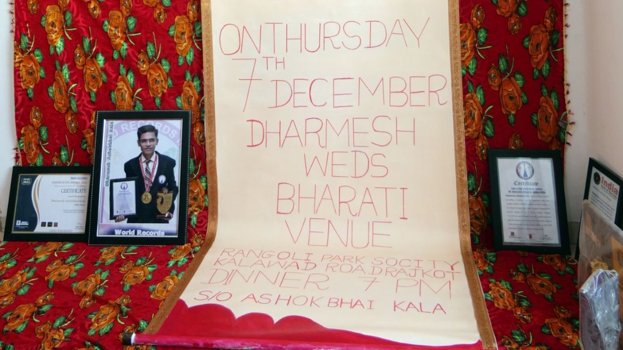 ધર્મેશના યુવકની ભારતી નામની યુવતી સાથે 7 ડિસેમ્બરે લગ્ન થવાના હોવાથી તેને 3 બાય 10ની કંકોત્રી બનાવી છે. આ સાથે જ ધર્મેશે લખેલી પુસ્તક જીવન સુગંધનુ વિમોચન લગ્ન સમયે કરશે. 