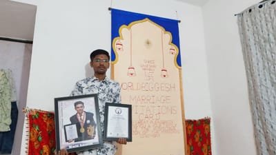 રાજકોટમાં એક યુવકે પોતાના લગ્નની પત્રિકા જાતે બનાવી છે. મૂળ કણજડીના અને રાજકોટના ધર્મેશના યુવકે 3 બાય 10 ફૂટની સૌથી મોટી કંકોત્રી બનાવી છે. આ કંકોત્રી બનાવીને યુવકે વર્લ્ડ રેકોર્ડમાં સ્થાન મળ્યુ છે. 