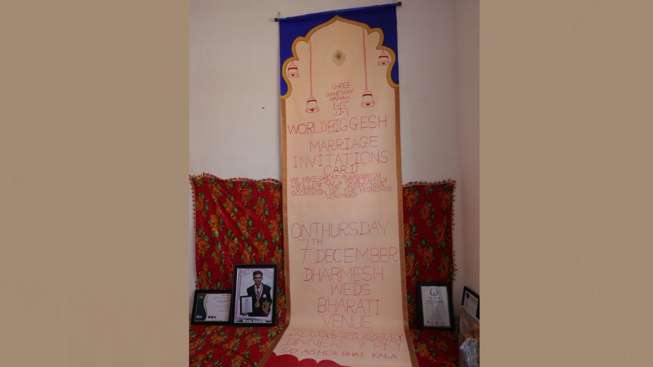 ધર્મેશને આ કંકોત્રી બનાવવામાં 8 દિવસનો સમય લાગ્યો હતો.જેને પ્લાસ્ટિકના રોલ પર કલર કરીને બનાવવામાં આવી છે. 