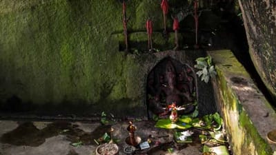 ભારતના આસામ રાજ્યના મોરીગાંવ જિલ્લાના બ્રહ્મપુત્ર નદીના કિનારે આવેલુ માયોંગ નામનું એક ગામ છે.માયોંગ ગામને ‘ભારતની બ્લેક મેજિક કેપિટલ’ પણ કહેવામાં આવે છે. આ ગામ કાળા જાદુ માટે સૌથી પ્રખ્યાત છે. એવું કહેવાય છે કે અહીંના લોકો પોતાની સુરક્ષા માટે સૌથી વધુ કાળા જાદુનો ઉપયોગ કરે છે.તમને થોડું અજીબ લાગશે, પરંતુ આ ગામના લોકો મનુષ્યને પશુમાં પરિવર્તિત કરવાની કળા પણ જાણતા હોવાનો દાવો કરે છે.એટલું જ નહીં, એવું પણ કહેવાય છે કે તે પોતાની જાદુઈ શક્તિથી લોકોને પાતળી હવામાં ગાયબ કરી દે છે.