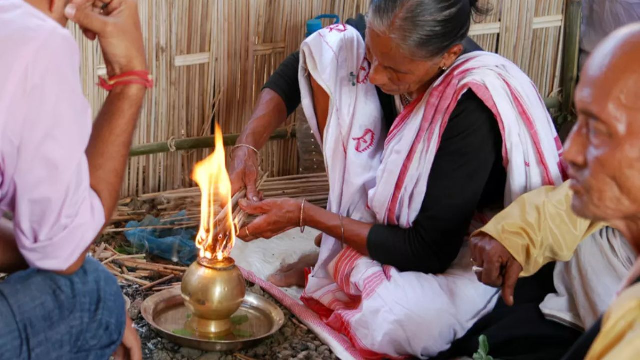 આ ગામમાં ભૂતિયા લોકો દવા વિના કાળા જાદુ દ્વારા લોકોની બિમારી દૂર કરે છે.કોઈ પણ દર્દમાં રાહત મેળવવા માટે અહીંના લોકો તે સ્થાન પર તાંબાની થાળી દબાવવાથી પીડા દૂર થઈ જાય છે.એવું કહેવાય છે કે આ બધું કરવામાં ભૂત તેમને મદદ કરે છે.