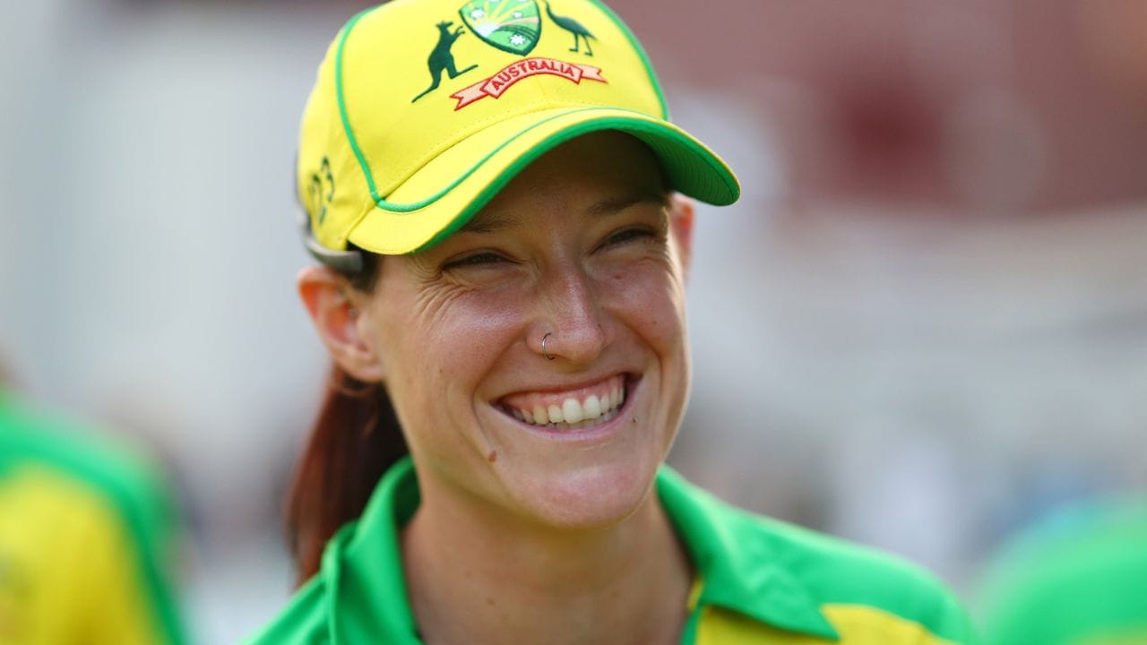 મેગન શુટ - મેગન શુટ આ લિસ્ટમાં અન્ય ખેલાડી છે. શટ ઓસ્ટ્રેલિયન ક્રિકેટર છે. તે 2012 થી ઓસ્ટ્રેલિયાનો ભાગ છે. તેણે તેના કરિયરમાં અત્યાર સુધીમાં 4 ટેસ્ટ, 65 વનડે અને 75 ટી20 મેચ રમી છે. શુટે તેના લાંબા ગાળાના પાર્ટનર જેસ હોલીયોકે સાથે લગ્ન કર્યા છે. આ કપલે 2019માં લગ્ન કર્યા હતા. (Image:Twitter)