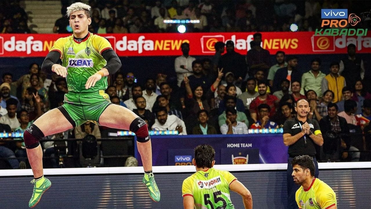 8) પુનેરી પલટન – મોહમ્મદરેઝા શાદલુ ઈરાની ડિફેન્ડર ગઈ સિઝનમાં ચર્ચાનો વિષય બન્યો હતો જોકે પુનેરી પલટને તેને રૂ. 2.35 કરોડમાં ખરીદ્યો હતો. પુણેએ આ વખતે ફાઝલ અત્રાચલીને છોડ્યો હતો, શાડલુ અત્યારે PKLમાં શ્રેષ્ઠ ઓલરાઉન્ડરોમાંનો એક છે. તેથી આ વખતે પણ પુનેરી પલટન વિદેશી કેપ્ટન તરફ વળે તેવી શક્યતા છે.