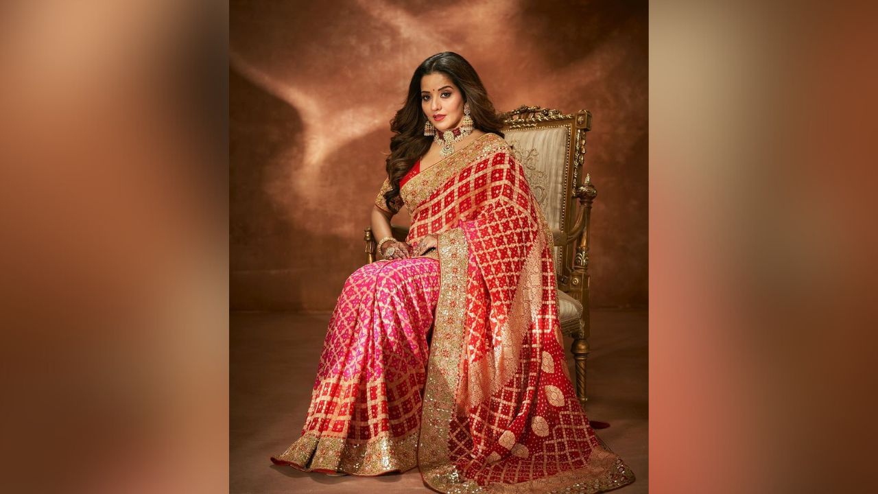 એક્ટ્રેસ મોનાલિસાએ કાનની બુટ્ટી, ગળાનો નેકલેસ અને મિનિમલ મેક અપ સાથે લુક કમ્પલીટ કર્યો છે. (Image: Social Media)