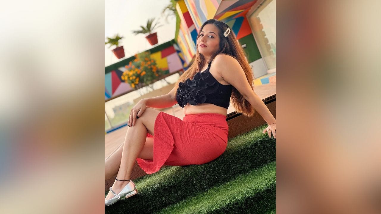 આ તસવીરો શેર કરતી વખતે મોનાલિસાએ કેપ્શન લખ્યું છે કે હું મારી જાતને પ્રાયોરિટી આપવામાં બિઝી છું. (Image: Instagram)