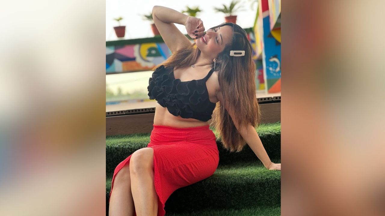 આ તસવીરોમાં મોનાલિસા તેના કર્વી ફિગરને ફ્લોન્ટ કરતી જોવા મળે છે. (Image: Instagram)