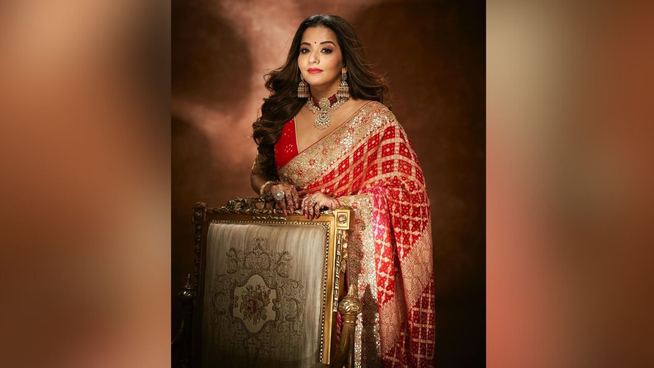 મોનાલિસા દરેક સ્ટાઈલમાં સુંદર લાગે છે. એક્ટ્રેસના ઘણા ફોટા પોસ્ટ થતાંની સાથે જ ઈન્ટરનેટ પર વાયરલ થવા લાગે છે. (Image: Social Media)