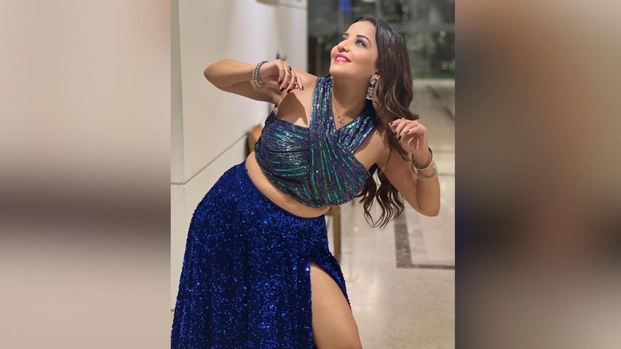 મોનાલિસા ક્યારેક પોતાના ટ્રેડિશનલ લુકથી, ક્યારેક પોતાની ગ્લેમરસ સ્ટાઈલથી તો ક્યારેક પોતાના બોલ્ડ અવતારથી સોશિયલ મીડિયા પર ધૂમ મચાવતી જોવા મળે છે. (Image: Instagram)