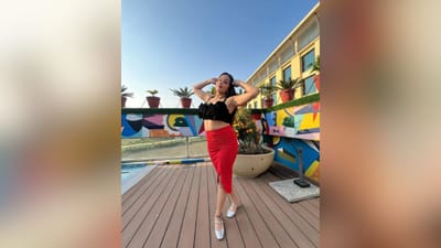 આ તસવીરોમાં મોનાલિસા બ્લેક ક્રોપ ટોપ અને રેડ કલરના સ્લિટ સ્કર્ટમાં ઘણા શાનદાર પોઝ આપતી જોવા મળે છે. (Image: Instagram)