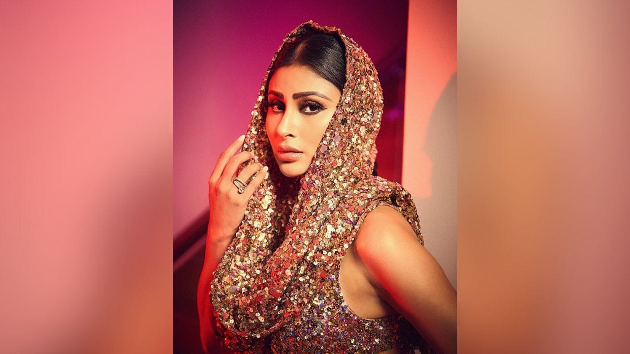 ગોલ્ડન કલરના હાઈ સ્લિટ ગાઉનમાં એક્ટ્રેસ ખૂબ જ હોટ લાગી રહી છે. એક્ટ્રેસે ડ્રેસ સાથે ગોલ્ડન હાઈ હીલ્સની પેયર કરી છે. (Image: Instagram)