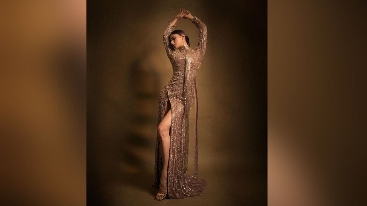 આ તસવીરોમાં મૌની રોયે ખૂબ જ હોટ ગોલ્ડન કલરનો ડ્રેસ પહેર્યો છે. તમને જણાવી દઈએ કે તેનો આ ડ્રેસ થાઈ હાઈ સ્લિટ છે. મૌની રોયે આ ડ્રેસને ખૂબ જ સુંદર અંદાજમાં કેરી કર્યો છે. (Image: Instagram)