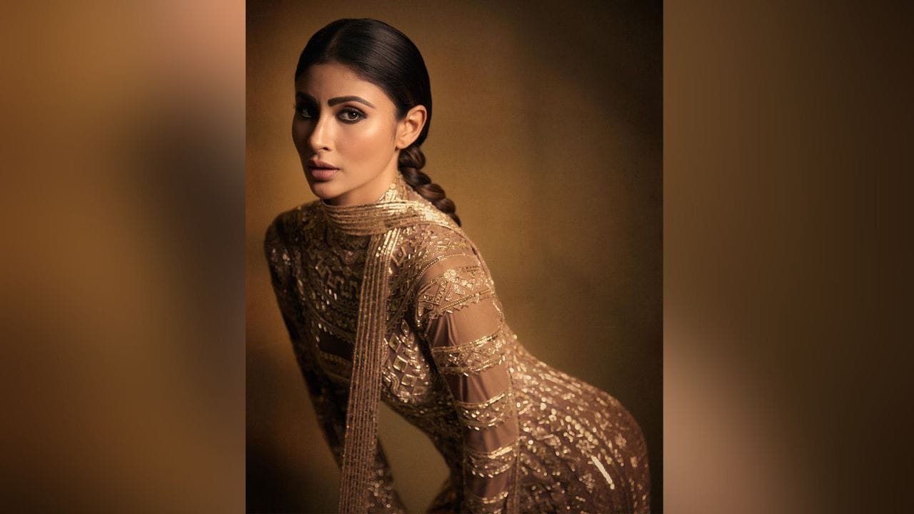 મૌની રોય સોશિયલ મીડિયા પર ખૂબ જ એક્ટિવ જોવા મળે છે. હાલમાં તેને તેના ઓફિશિયલ ઈન્સ્ટાગ્રામ એકાઉન્ટ પરથી ખૂબ જ હોટ તસવીરો શેર કરી છે. (Image: Instagram)