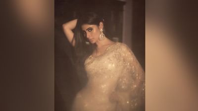 મૌની રોયે ગોલ્ડન સાડીમાં તસવીરો શેર કરી છે. (Image: Instagram)