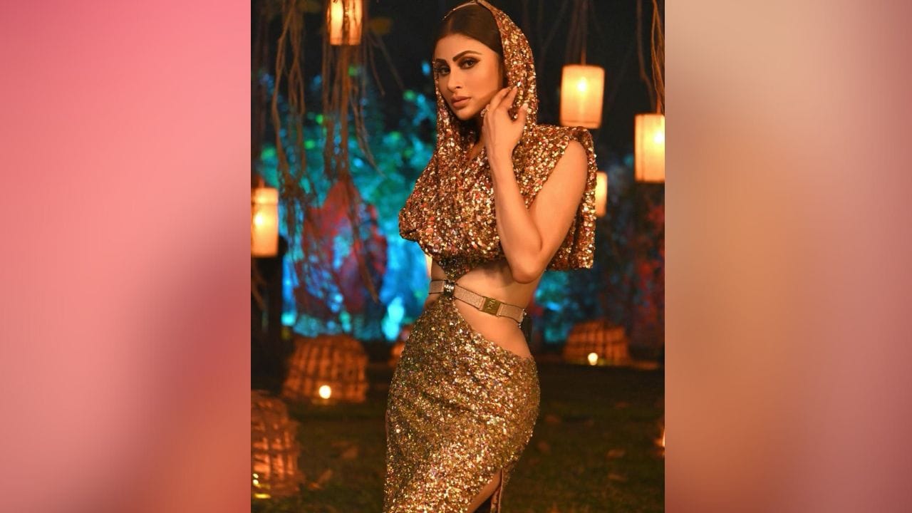 મૌની 'ટેમ્પટેશન આઈલેન્ડ ઈન્ડિયા'માં આ આઉટફિટમાં જોવા મળી હતી. એક્ટ્રેસ જિયો સિનેમા પર આ શો સ્ટ્રીમિંગ હોસ્ટ કરી રહી છે. (Image: Instagram)