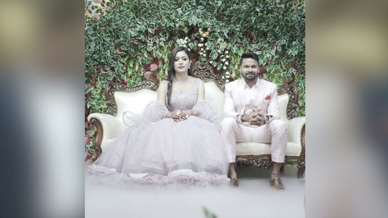 ગયા વર્ષે આઈપીએલના ઓક્શનમાં મુકેશ કુમારને દિલ્હી કેપિટલ્સે 5 કરોડમાં ખરીદ્યો હતો. આ પછી મુકેશ કુમારની ઈન્ટરનેશનલ ટીમમાં પસંદગી થઈ. શ્રીલંકા વચ્ચે ઘરઆંગણે રમાયેલી ટી20 સિરીઝની મેચમાં મુકેશ કુમારે વધુ સારું પ્રદર્શન કર્યું અને બે વિકેટ લઈને ટીમ ઈન્ડિયાને જીત તરફ દોરી ગઈ.