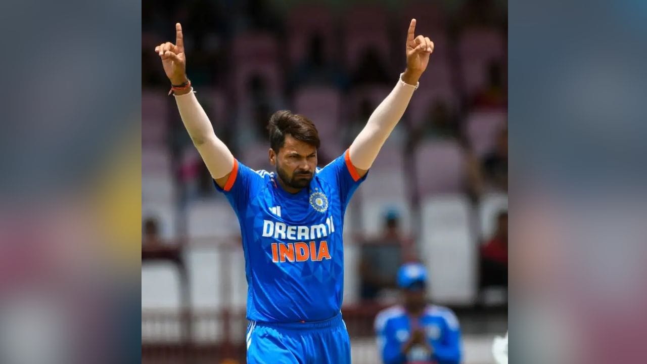 મુકેશ કુમારના લગ્નમાં હાજરી આપવા માટે ભારતીય ટીમના ઘણા ક્રિકેટરો અને સેલિબ્રિટીઓ પણ ગોરખપુર પહોંચી રહ્યા છે. ગોપાલગંજથી મોટી સંખ્યામાં લોકો ક્રિકેટર મુકેશ કુમારના લગ્નના બારાતી બનીને ગોરખપુર પહોંચ્યા છે. તેમાં મુકેશ કુમારના બાળપણના ક્રિકેટર મિત્રો પણ છે. મુકેશ કુમારના લગ્ન પહેલા હલ્દીનો વિધિનો વીડિયો પણ સામે આવ્યો છે.