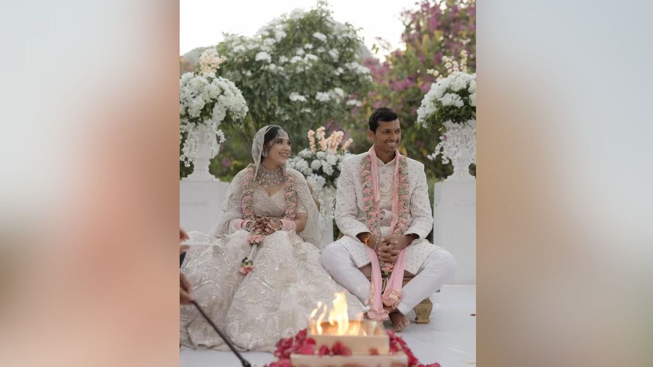 ભારતીય ક્રિકેટર નવદીપ સૈનીના લગ્ન થયા છે. તેણે તેની લાંબા સમયની ગર્લફ્રેન્ડ અને સોશિયલ મીડિયા ઈન્ફ્લુએન્સર સ્વાતિ અસ્થાના સાથે 23 નવેમ્બરના રોજ લગ્ન કર્યા. (Image: Instagram)