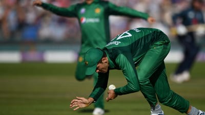 શોએબ મલિકે એવી ફિલ્ડિંગ કરી કે, ખેલાડીએ 5 રન લઈ લીધા, જુઓ વીડિયો