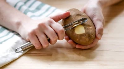 ઘણી વખત લોકોની આંખો નીચે ડાર્ક સર્કલ થઈ જાય છે. જેને દૂર કરવા માટે અનેક ઘણી દવાઓ લેતા હોઈએ છીએ. પરંતુ તમે બટાકાની છાલને પીસીને તેનો રસ કાઢો અને તેને કોટનની મદદથી ડાર્ક સર્કલ પર લગાવો છો તો તેનાથી ઘણો ફાયદો થાય છે.