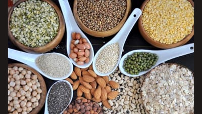 શાકાહારી લોકો પ્રોટીનની ઉણપ કેવી રીતે પૂરી કરે ? દાળ એ પ્રોટીનનો સારો સોર્સ છે, પ્રોટીનની સાથે દાળ ફાઈબર જેવા જરૂરી પોષક તત્વો પણ પ્રદાન કરે છે. સામાન્ય વ્યક્તિ ફક્ત આ ખાવાથી તેની પ્રોટીનની જરૂરિયાત પૂરી કરી શકે છે. આ કઠોળ સ્નાયુઓ, હૃદય, પેટ, નર્વસ સિસ્ટમ અને હાડકાં માટે ફાયદાકારક છે.પ્રોટીન માટે માત્ર ઈંડા, ચીઝ કે ચિકન પર નિર્ભર રહેવાની જરૂર નથી. તમે કઠોળમાંથી જરૂરી પ્રોટીન પણ મેળવી શકો છો સામાન્ય વ્યક્તિની જરૂરિયાતો કઠોળના પ્રોટીનથી પૂરી થાય છે. તેથી, તમારે બોડી બિલ્ડરો જેવા મોંઘા ખોરાક માટે જવાની જરૂર નથી.