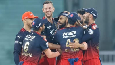 રોયલ ચેલેન્જર્સ બેંગ્લોરે આઈપીએલ 2024 માટે રિટેન કરાયેલા અને રિલીઝ કરાયેલા ખેલાડીઓની યાદી જાહેર કરી છે. એવું લાગે છે કે ફ્રેન્ચાઈઝીએ ફરી એકવાર આખી ટીમ બદલવાનો નિર્ણય લીધો છે અને વાનિંદુ હસરંગા, જોશ હેઝલવુડ સહિત કુલ 11 ખેલાડીઓને બહાર કર્યા છે. 