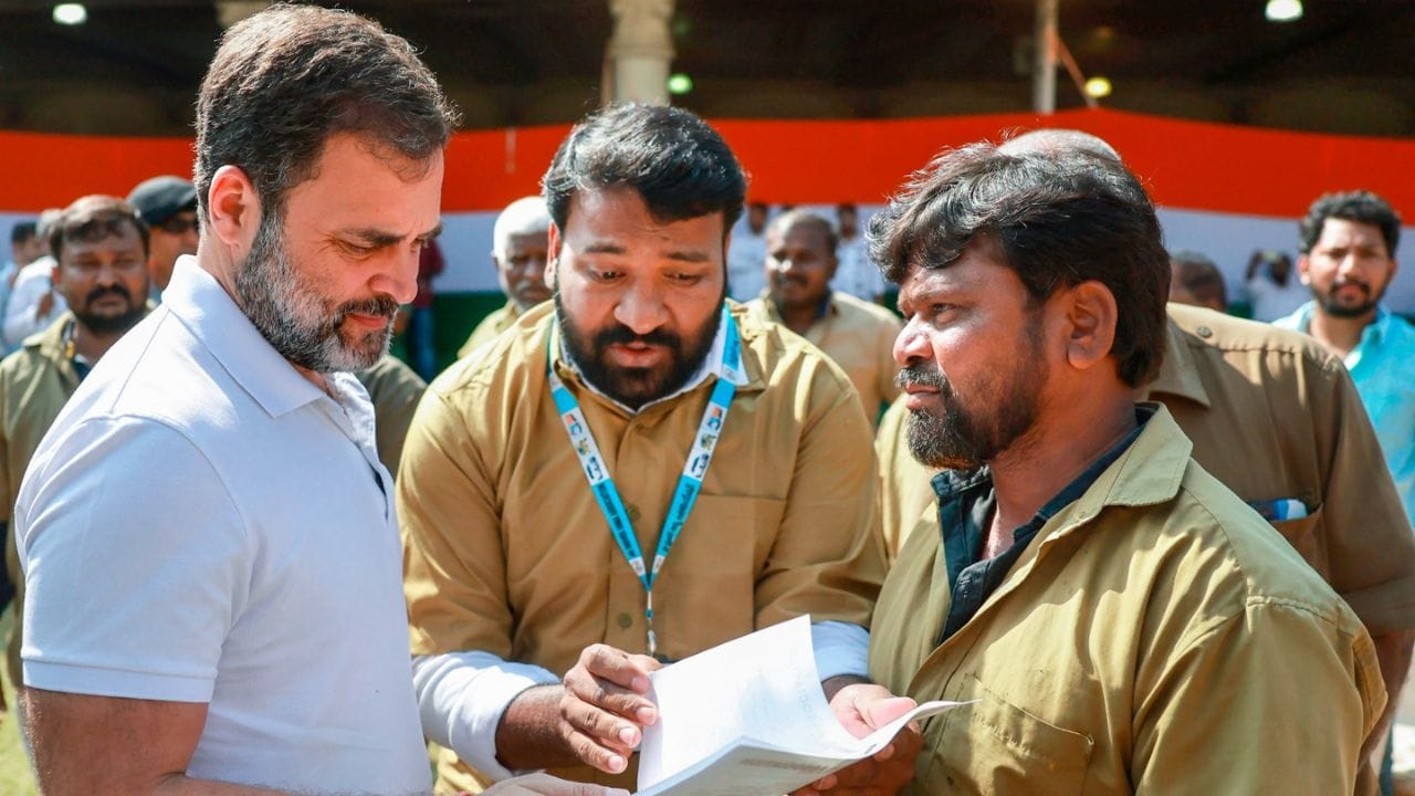 આ તસવીરોમાં જોવા મળી રહ્યું છે કે રાહુલ ગાંધી સમાજના જુદા-જુદા વર્ગના લોકોને મળી રહ્યા છે અને તેમની સાથે વાત કરી રહ્યા છે. આ દરમિયાન રાહુલે તેમને કોંગ્રેસ પાર્ટીની યોજનાઓ વિશે પણ જાણકારી આપી હતી.